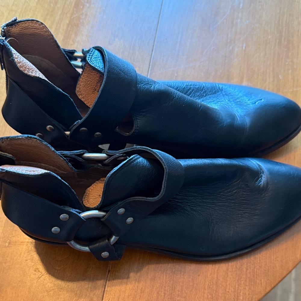 Frye  Leather women's booties - size 11